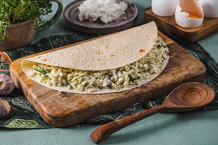 Кыстыбургер с сыром и зеленью