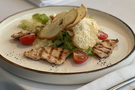 Цезарь с курицей