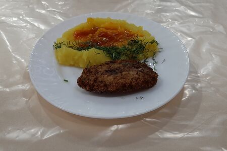 Картофельное пюре с котлетой