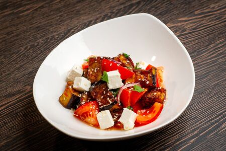 Салат с хрустящими баклажанами