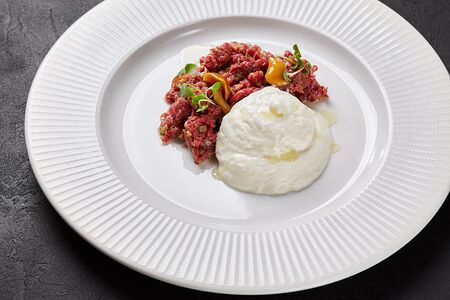 Тартар из говядины с муссом из пармезана