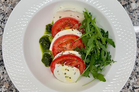 Моцарелла буффало с помидорами