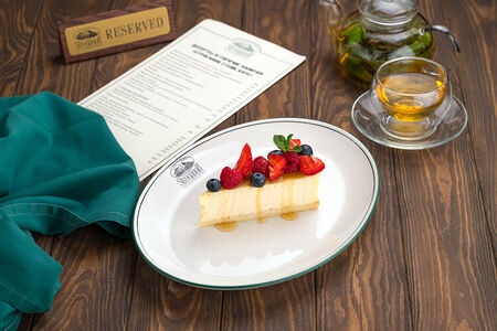 Чизкейк с лесными ягодами и кленовым сиропом