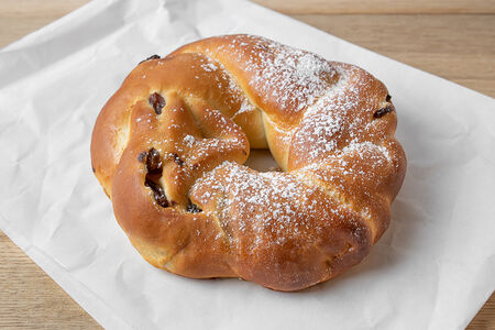Булочка с изюмом