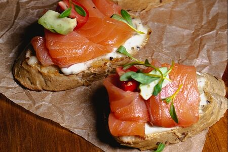 Брускетта со слабосоленой семгой