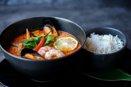 Том Ям с креветками и мидиями