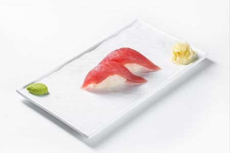 Классические суши с тунцом