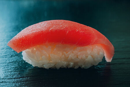 Суши с тунцом