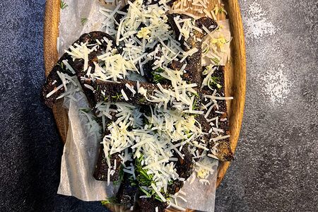 Гренки, жаренные с пармезаном