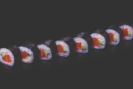Маки с лососем и огурцом