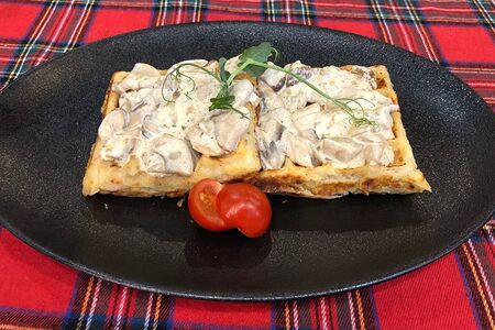 Картофельные вафли с соусом из белых грибов