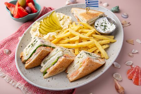 Клаб-сэндвич с лососем