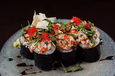 Ролл с лососем, креветкой и азиатским омлетом