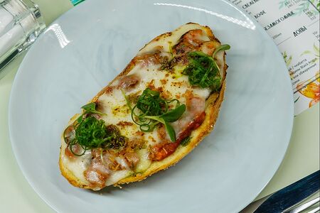 Открытый сэндвич с грибами и томатами 