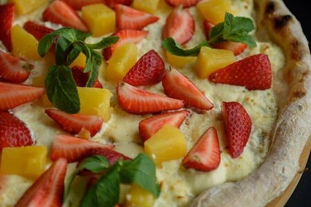 Пицца с клубникой и ананасом 40 см