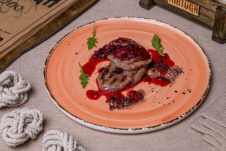 Говяжьи медальоны с клюквенным соусом