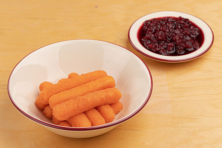 Сырные палочки с брусничным соусом