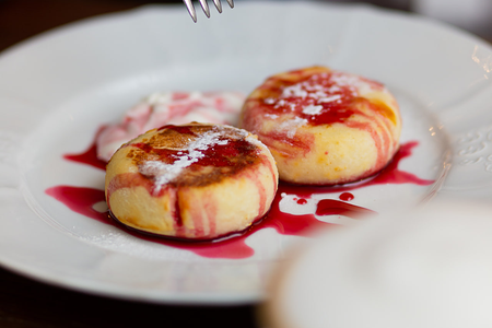 Сырники с апельсиновым джемом и сметаной