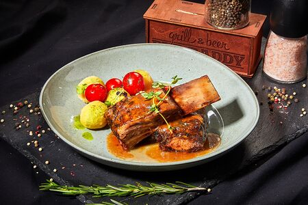 Говяжьи рёбра су-вид с картофельными шариками