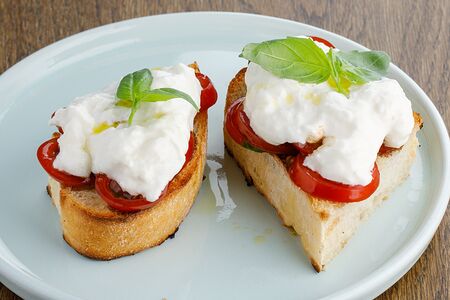 Брускетта со страчателлой и томатами черри