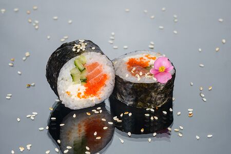 Футомаки с лососем и огурцом