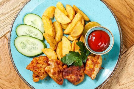 Куриный шашлык с картофельными дольками и кетчупом