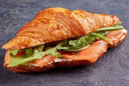 Круассан с семгой