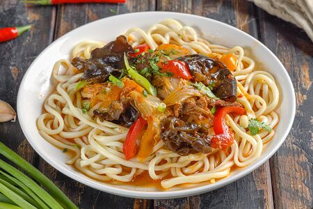 Лагман с древесными грибами