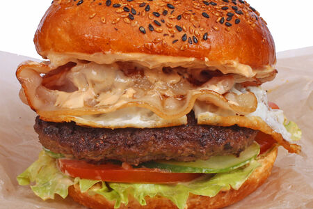 Гамбургер с яйцом и беконом