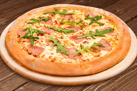 Пицца с ветчиной и рукколой 30 см на традиционном тесте