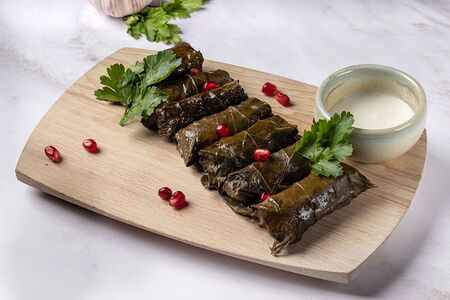 Долма Ереванская в винoградных листьях