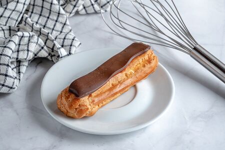 Эклер шоколадный