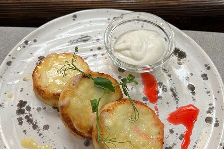 Сырники с вареной сгущёнкой и сметаной