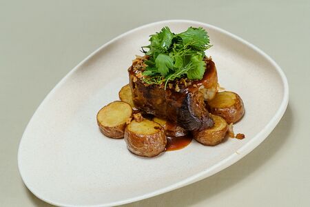 Буженина с молодым картофелем и хрустящим луком