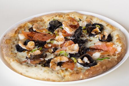 Пицца с креветками и грибами