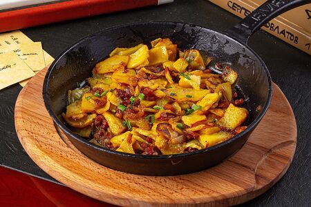 Картофель, жаренный со шкварками
