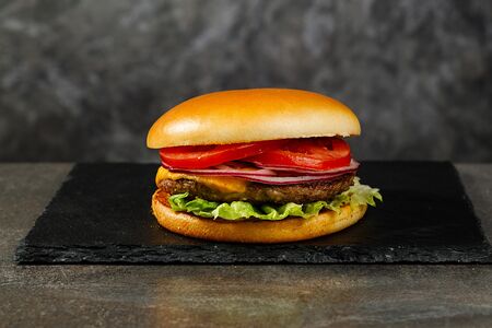 Сырный бургер с телятиной