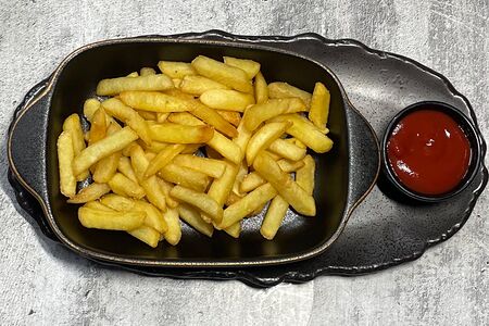 Картофель фри с томатным соусом