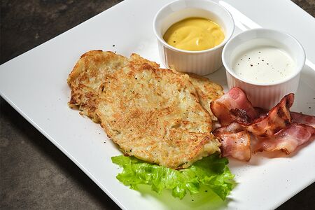 Драники с беконом и горчичным соусом