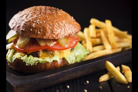 Чизбургер с картофельными дольками