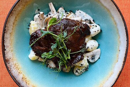 Ньокки с томленой говядиной в сливочно-грибном соусе