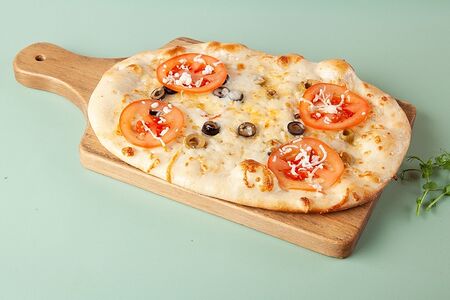 Фокачча с оливками, томатами и сыром