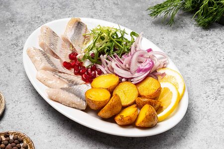 Сельдь с отварным картофелем