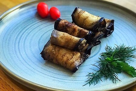 Рулетики из баклажан