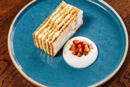 Сметанник со сливой и мёдом