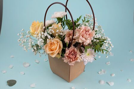 Букет цветов из роз и диантусов Сладкая пудра в крафтовой сумочке