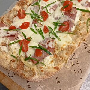 Пицца с беконом и ветчиной