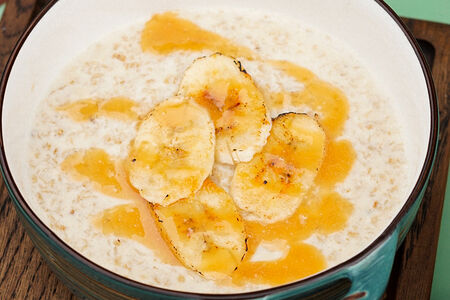 Овсяная каша с бананом и соусом соленая карамель