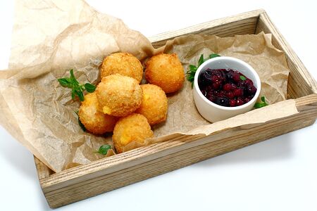 Сырные палочки с ягодным соусом