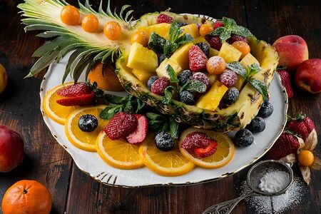 Ананас с ягодами